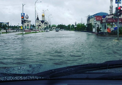 Уровень воды доходит до капота автомобиля