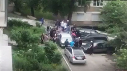 Неизвестные мужчины начали оттаскивать автомобили местных жителей, припаркованные во дворе