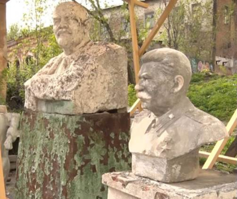 Бюсты Ленина и Сталина до реставрации