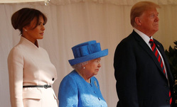 Меланья и Дональд Трамп на встрече с королевой Великобритании Елизаветой II