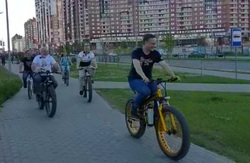 Чиновники проверили состояние городской инфраструктуры, проехав по улицам на велосипедах