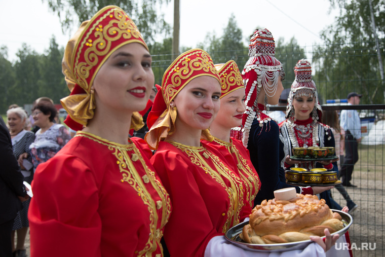 Всероссийский сельский Сабантуй. Село Альменьево. Курганская область, каравай