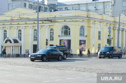 Машины из кортежа на Карла Либкнехта после окончания заседания Священного Синода. Екатеринбург