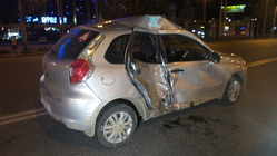 Мотоцикл на большой скорости въехал в правую сторону автомобиля, где находилась пассажирка