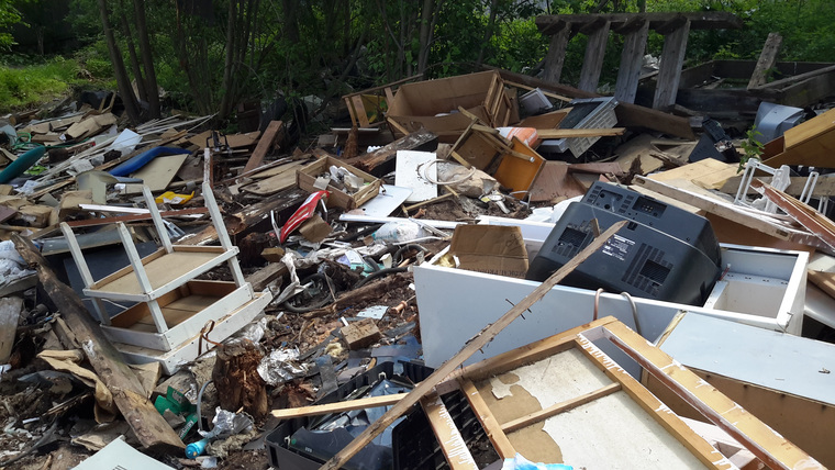 Строительный и медицинский мусор «похоронят» в 20 метрах от детского отделения больницы