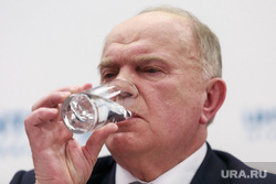 Пресс-конференция с участием Геннадия Зюганова и Павла Грудинина. Москва, зюганов геннадий, пьет воду