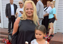 Лариса Долина часто бывает на Рижском взморье вместе с 6-летней внучкой Сашей