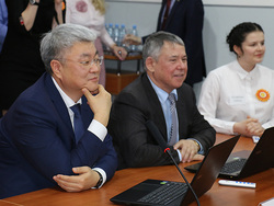Алексей Кан (слева) с главой Мегиона Олегом Дейнека