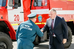 Гендиректор ММК Павел Шиляев передал огнеборцам две новые машины