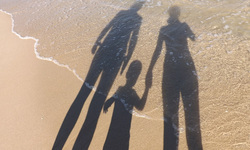 Открытая лицензия от 09.09.2016. Семья, семья, море берег, отражение, песок