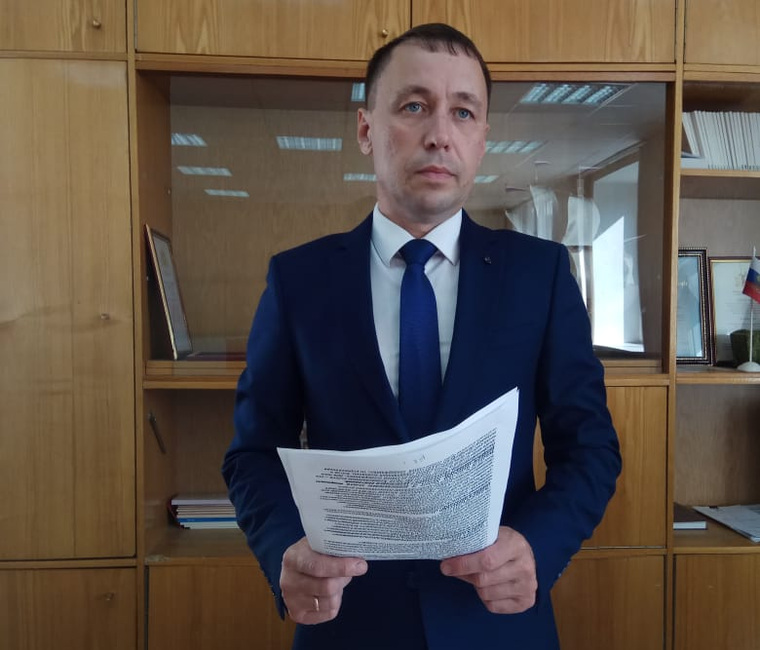 Председатель асбестовской думы Андрей Самарин зачитывает обращение