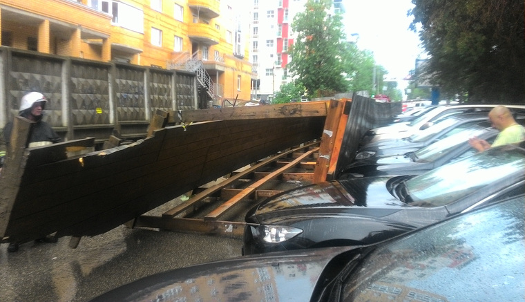 Упавший забор на улице Луначарского