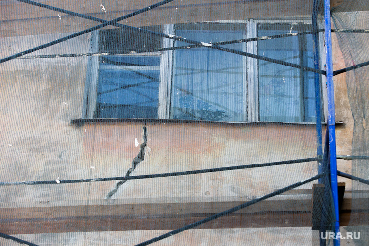 Трещина в доме по ул. Куйбышева, 153. Курган, трещина в стене