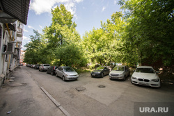 Платная парковка рядом с перекрестком Хохрякова-Попова и машины во дворе. Екатеринбург, машина во дворе