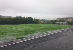 В дождь футболистам вряд ли будет удобно играть на таком поле