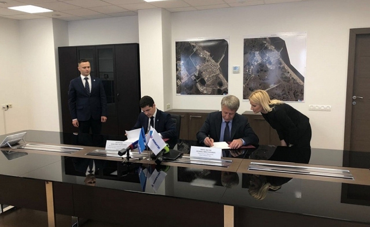 Дмитрий Артюхов (за столом сидит слева) и Леонид Михельсон поставили подписи под дополнительным соглашением о двустороннем сотрудничестве