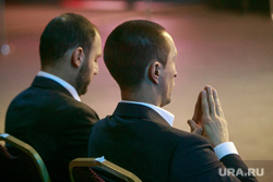 Форум "Трансформация-2". Москва, предприниматели, чиновники, бизнесмен, деловые люди, деловой костюм, молится