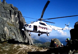Видео уникальной спасательной операции сняли альпинисты