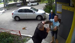 Пьяный мужчина избил двух пожилых людей