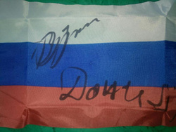 Имя получателя автографа Владимир Путин дописать не успел — флажок начали вырывать у него из рук