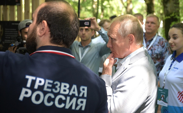 Работу на форуме Путин начал с посещения стендов и выставок
