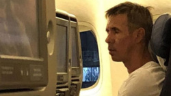 Алексей Панин устроил дебош на борту самолета