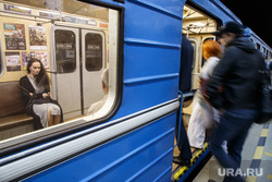 Екатеринбургский метрополитен. Екатеринбург, общественный транспорт, метро, метрополитен, прибытие поезда, геологическая станция, пассажир