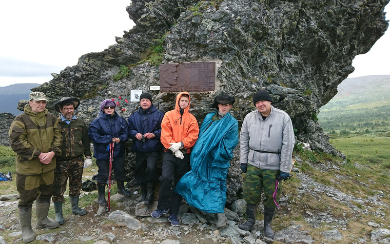 Участники экспедиции — у обелиска на перевале Дятлова