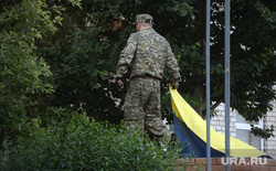 Захваченная военная часть. Луганск. Украина, украина, снятие флага