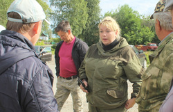 В центре — координатор поиска, руководитель поискового отряда «Прорыв» Наталья Волкова