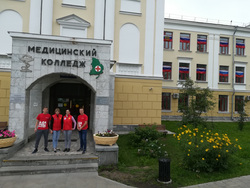 В уральской столице студенты медколледжа предлагают сфотографироваться на фоне флагов сегодня, до 18:00