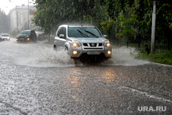 Дождь Курган, автомобиль в луже, дорога затоплена, дождь