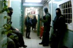 Лица некоторых сотрудников ФСИН на этот раз оказались спрятаны под масками