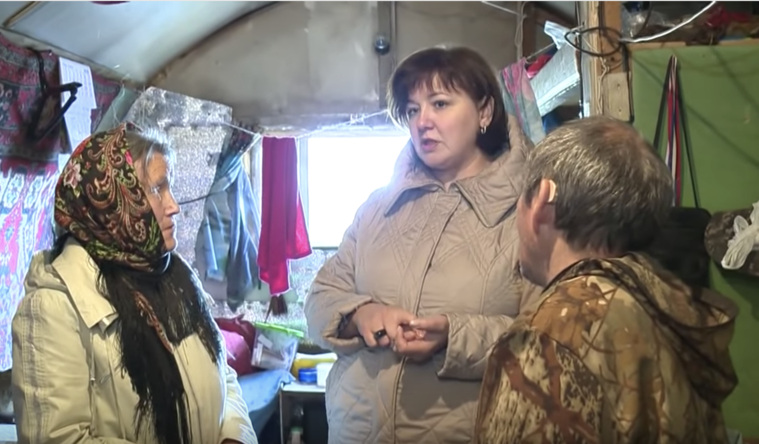 Начальник жилотдела Тазовского района Влада Ятокина разъясняет семье, живущей в бочке, почему им не положено жилье в первую очередь