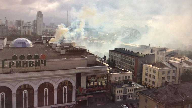 Уральцы делятся снимком, на котором видно крышу ТЦ в дыму