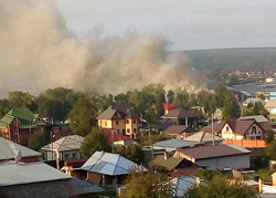 Очевидцы сообщают, что кровля здания охвачена огнем
