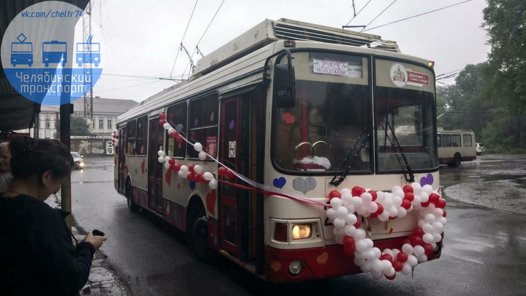 Украшенный шариками свадебный троллейбус радовал горожан в ненастный день