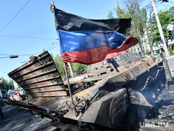 Мариуполь. Мародерство и пожар в поспешно оставленной военными воинской части. Украина, флаг донбасс, бронетехника