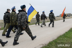 Безоружные украинские военные встретились с Российскими. Переговоры.Севастополь. Крым. Аэропорт Бельбек, флаг украины, армия, марш