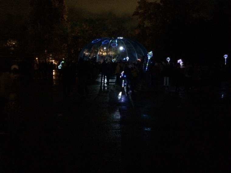 В парке в центре Кургана можно было ориентироваться только по светящимся шарикам