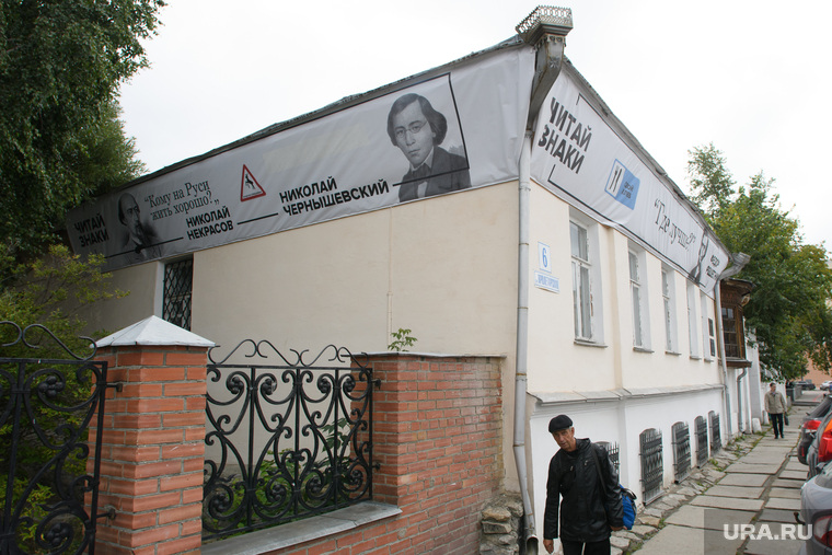Плакаты с писателями в Литературном квартале. Екатеринбург
