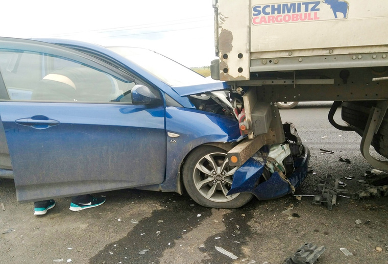 19 августа столкнулись два легковых автомобиля и фура, один из водителей был нетрезв