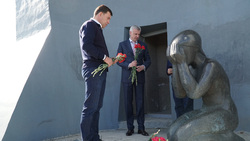 Евгений Куйвашев и Сергей Носов на монументе «Маска Скорби» в Магадане