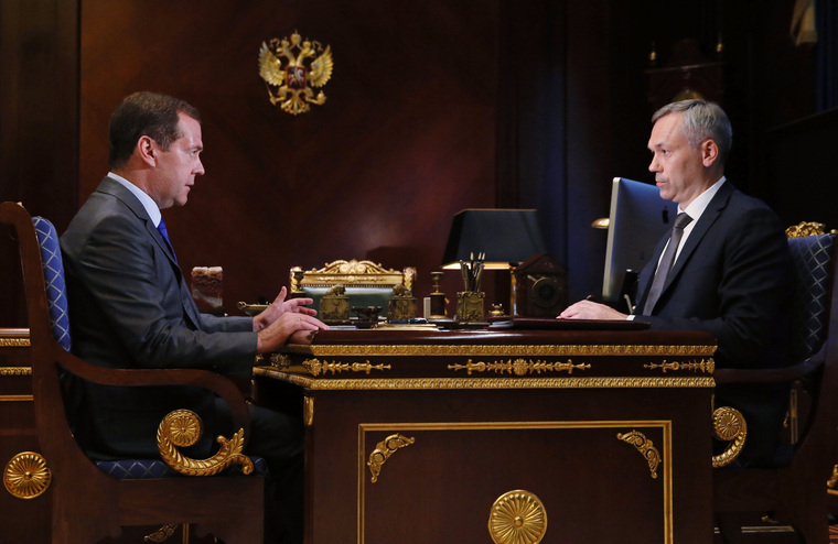 Здесь премьер общается с врио губернатора Новосибирской области Травниковым, снимок датирован 14 августа