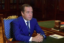На датированным 28 августа снимке Медведев принимает врио главы Нижегородской области Глеба Никитина в подмосковной резиденции «Горки»