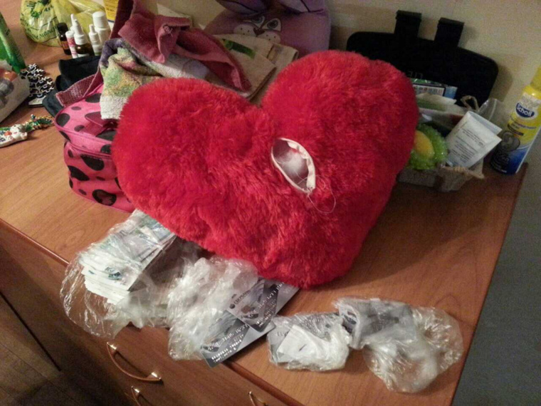 Часть товара, деньги и пластиковые карты нашли в игрушечном плюшевом сердце