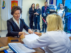 Губернатор Комарова проголосовала преждевременно 3 сентября в Ханты-Мансийске