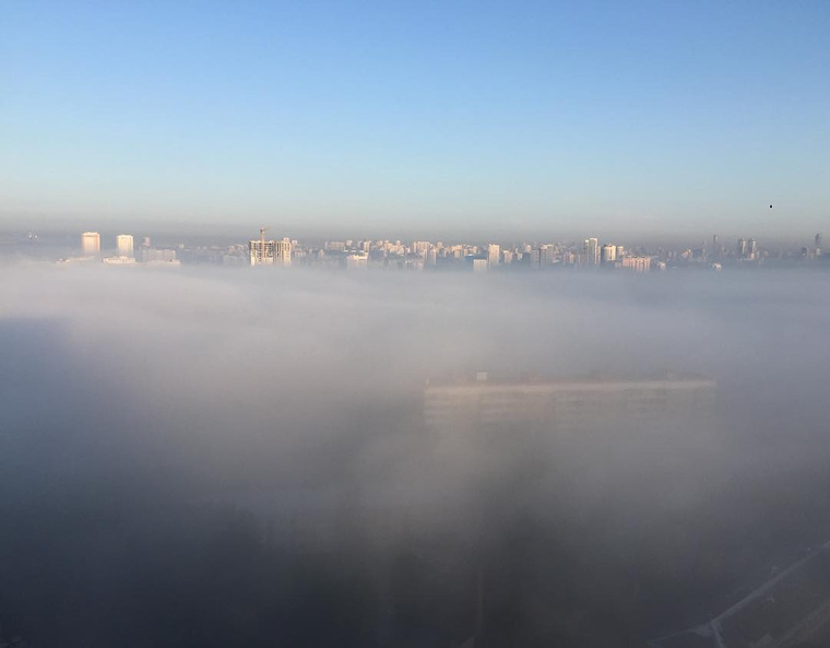 Многоэтажки в тумане