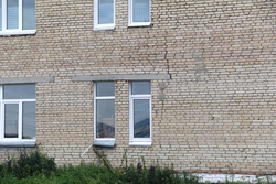 В больнице Катав-Ивановска по стенам пошли трещины