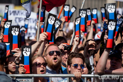 Митинг Либертарианской партии против пенсионной реформы. Москва, плакаты, рука, протестующие, митинг, триколор, протест, лозунги, кулак